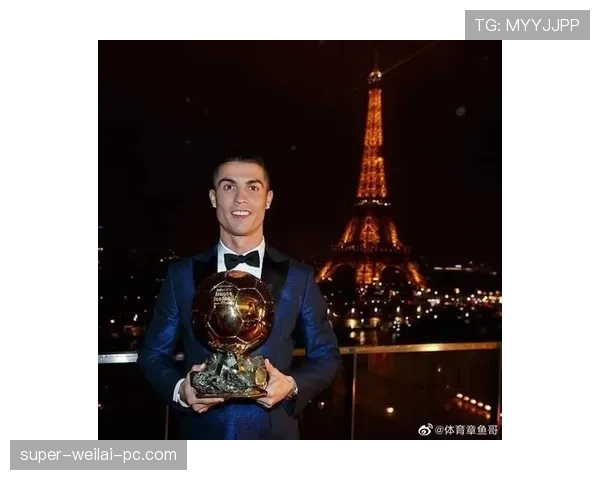 C罗豪宅里居然摆着这么多金球，感觉隔壁邻居都得羡慕哭了