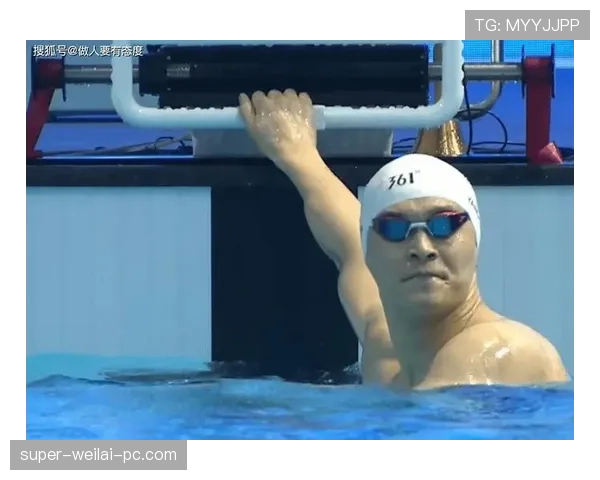 孙杨训练完直接啃馒头配白水，这自律看得我手里的奶茶不香了